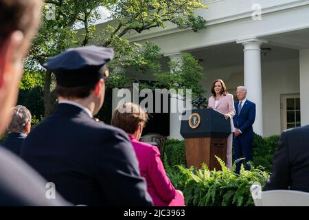 Vizepräsident Kamala Harris, der sich Präsident Joe Biden angeschlossen hat, hält am Donnerstag, dem 5. August 2021, im Rosengarten des Weißen Hauses eine Rede bei der Unterzeichnung eines Gesetzes über die Goldmedaille des Kongresses zu Ehren der Polizei des US-Kapitols. Stockfoto