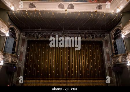 Blick auf das Innere eines Auditoriums der Neuen Bühne des Bolschoi-Theaters im Zentrum von Moskau, Russland Stockfoto