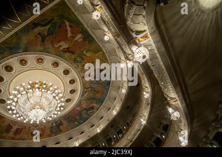 Blick auf einen Kronleuchter und die Deckengemälde des Künstlers Leon Bakst auf der Neuen Bühne des Staatlichen Akademischen Bolschoi-Theaters Russlands in Moskau, Russland Stockfoto