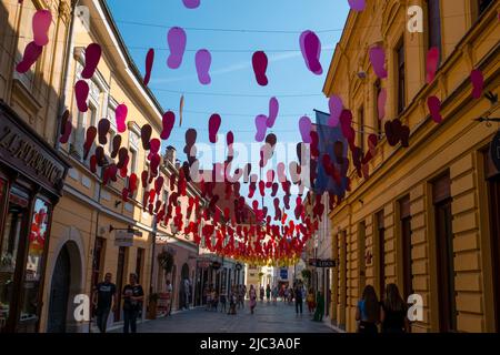 Schritte, die an einem Draht hängen. Spancirfest 2021, Varazdin. Kroatien. Stockfoto