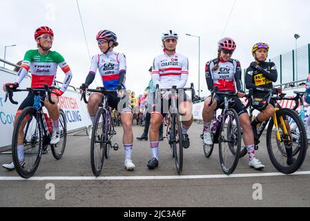 Radsportler am Start im Colchester Sports Park sind bereit für die Radrennen der UCI Women’s Tour Etappe 1. Gewinner des nationalen Champions Trikots Stockfoto