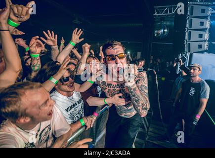 Malmoe, Schweden. 03., Juni 2022. Die schwedische Punkband Viagra Boys spielt ein Live-Konzert im Plan B in Malmoe. Hier ist Sänger Sebastian Murphy mit den Konzertbesuchern zu sehen. (Foto: Gonzales Photo - Joe Miller). Stockfoto