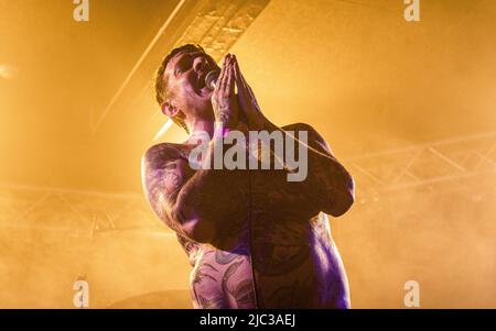 Malmoe, Schweden. 03., Juni 2022. Die schwedische Punkband Viagra Boys spielt ein Live-Konzert im Plan B in Malmoe. Hier ist Sänger Sebastian Murphy live auf der Bühne zu sehen. (Foto: Gonzales Photo - Joe Miller). Stockfoto