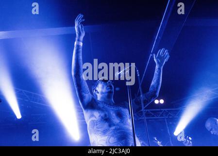 Malmoe, Schweden. 03., Juni 2022. Die schwedische Punkband Viagra Boys spielt ein Live-Konzert im Plan B in Malmoe. Hier ist Sänger Sebastian Murphy live auf der Bühne zu sehen. (Foto: Gonzales Photo - Joe Miller). Stockfoto