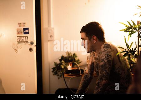 Malmoe, Schweden. 03., Juni 2022. Die schwedische Punkband Viagra Boys spielt ein Live-Konzert im Plan B in Malmoe. Hier ist Sänger Sebastian Murphy nach dem Konzert hinter der Bühne zu sehen. (Foto: Gonzales Photo - Joe Miller). Stockfoto