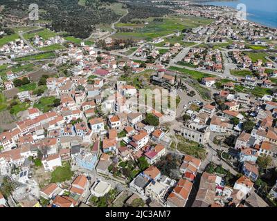 Luftbild Stadt, Häuser mit roten Dächern und grünem Gras. Erstellt von Drohnenkamera Stockfoto