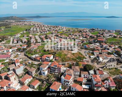 Luftaufnahme Stadt und Windmühle oben. Ayvalik, Türkei Stockfoto