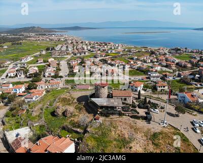 Windmühle Antenne. Cunda Island Blick von oben. Alte Windmühle auf der türkischen Insel Cunda Stockfoto