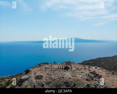 Landschaft des Athene-Tempels in Assos. Luftaufnahme der Ruinen in der antiken Stadt Assos. Behramkale, Canakkale, Türkei Stockfoto