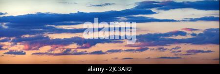 Wunderschöne farbenfrohe Skyscape bei Sonnenuntergang mit dramatischen Wolken. Panorama Stockfoto