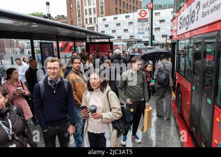 Ein großer U-Bahnstreik wird von Mitgliedern der Gewerkschaft Rail, Maritime and Transport (RMT) für 24 Stunden geführt. Es hat schwere Störungen in der ganzen Stadt du verursacht Stockfoto