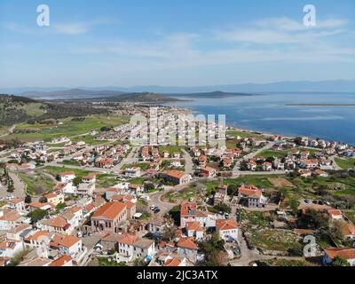 Ayvalik. Luftaufnahme der Touristenstadt Ayvalik in der Türkei. Häuser mit roten Dächern, grüne Pflanzen am blauen Meer. Foto von oben Stockfoto