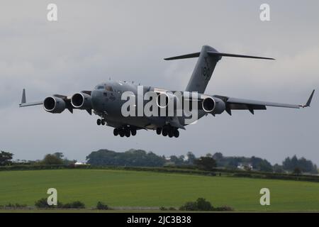 Die A41-210, eine Boeing C-17 Globemaster III, die von der Royal Australian Air Force (RAAF) betrieben wird, trägt Markierungen zum hundertjährigen Bestehen der Truppe und erreicht den Prestwick International Airport in Ayrshire, Schottland. Stockfoto