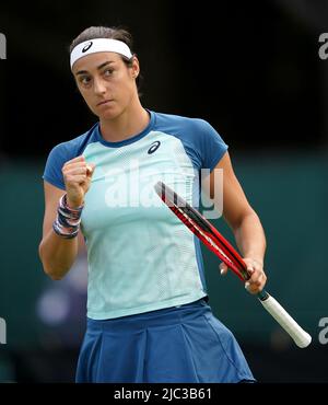 Die französische Caroline Garcia setzt sich am sechsten Tag der Rothesay Open 2022 im Nottingham Tennis Center, Nottingham, gegen die US-amerikanische Alison Riske ein. Bilddatum: Donnerstag, 9. Juni 2022. Stockfoto