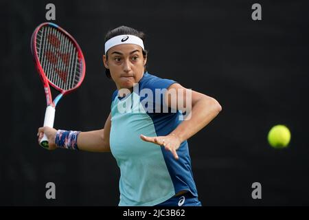 Die französische Caroline Garcia setzt sich am sechsten Tag der Rothesay Open 2022 im Nottingham Tennis Center, Nottingham, gegen die US-amerikanische Alison Riske ein. Bilddatum: Donnerstag, 9. Juni 2022. Stockfoto