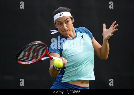 Die französische Caroline Garcia setzt sich am sechsten Tag der Rothesay Open 2022 im Nottingham Tennis Center, Nottingham, gegen die US-amerikanische Alison Riske ein. Bilddatum: Donnerstag, 9. Juni 2022. Stockfoto