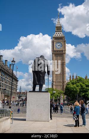 Westminster, London, Großbritannien. 8.. Juni 2022. Die Churchill Statue gegenüber dem Big Ben. Die Sonne schien heute über dem Palast von Westminster nach einem turbulenten Beginn der Woche mit einem Misstrauen gegenüber Premierminister Boris Johnson, das er knapp überlebte. Quelle: Maureen McLean/Alamy Stockfoto