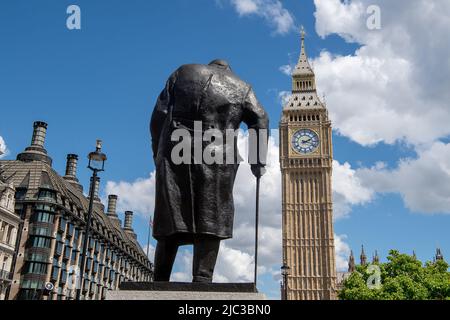 Westminster, London, Großbritannien. 8.. Juni 2022. Die Churchill Statue gegenüber dem Big Ben. Die Sonne schien heute über dem Palast von Westminster nach einem turbulenten Beginn der Woche mit einem Misstrauen gegenüber Premierminister Boris Johnson, das er knapp überlebte. Quelle: Maureen McLean/Alamy Stockfoto