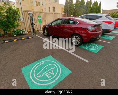 In Ashland, Oregon, bietet das Hotel Ashland Springs vier Ladestationen für Elektrofahrzeuge. Symbol auf dem Parkplatz, der für Elektroautos reserviert ist (Chevrolet Volt Seen Charging) Stockfoto