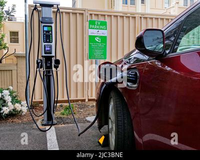 In Ashland, Oregon, bietet das Hotel Ashland Springs vier Ladestationen für Elektrofahrzeuge. Symbol auf dem Parkplatz, der für Elektroautos reserviert ist (Chevrolet Volt Seen Charging) Stockfoto