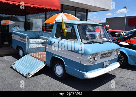 Ein Chevrolet Corvair 95 Rampside Pickup Truck aus dem Jahr 1960s wurde auf einer Autoklasse ausgestellt. Stockfoto