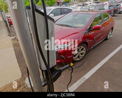 In Ashland, Oregon, bietet das Hotel Ashland Springs vier Ladestationen für Elektrofahrzeuge. Symbol auf dem Parkplatz, der für Elektroautos reserviert ist (Chevrolet Volt Seen Charging) Stockfoto