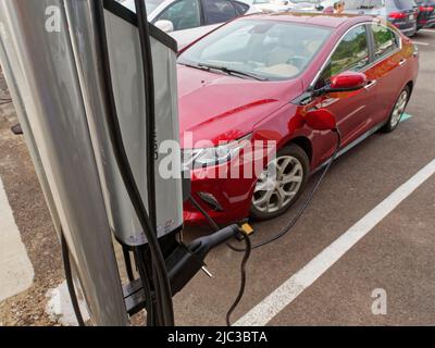 In Ashland, Oregon, bietet das Hotel Ashland Springs vier Ladestationen für Elektrofahrzeuge. Symbol auf dem Parkplatz, der für Elektroautos reserviert ist (Chevrolet Volt Seen Charging) Stockfoto