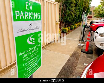 In Ashland, Oregon, bietet das Hotel Ashland Springs vier Ladestationen für Elektrofahrzeuge. Symbol auf dem Parkplatz, der für Elektroautos reserviert ist (Chevrolet Volt Seen Charging) Stockfoto