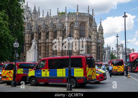 Westminster, London, Großbritannien. 8.. Juni 2022. Polizeifahrzeuge vor dem Palast von Westminster heute. Quelle: Maureen McLean/Alamy Stockfoto