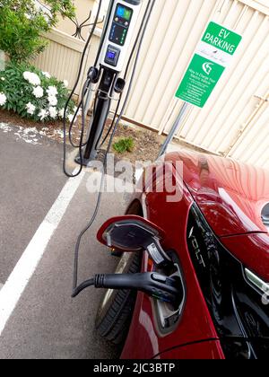 In Ashland, Oregon, bietet das Hotel Ashland Springs vier Ladestationen für Elektrofahrzeuge. Symbol auf dem Parkplatz, der für Elektroautos reserviert ist (Chevrolet Volt Seen Charging) Stockfoto