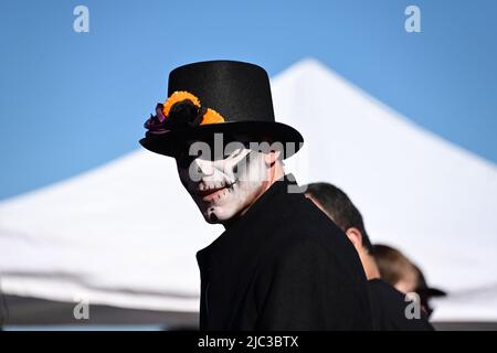 EMPORIA, KANSAS - 30. OKTOBER 2021 Einheimische werden während der Veranstaltung "Tag der Toten" (Dia de los Muertos), die heute in der Innenstadt von Emporia stattfindet, als Voodoo-Mann gekleidet. Stockfoto