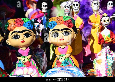 EMPORIA, KANSAS - 30. OKTOBER 2021 Puppen zum Verkauf während der Day of the Dead (Dia de los Muertos) Veranstaltung in der Innenstadt von Emporia heute statt. Stockfoto