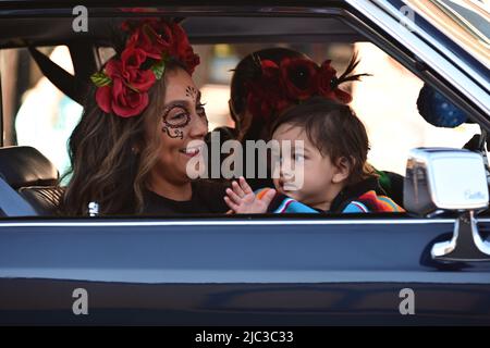 EMPORIA, KANSAS - 30. OKTOBER 2021 Lokale Hispanics reiten auf Wagen während der Day of the Dead (Dia de los Muertos) Parade, die heute in der Innenstadt von Emporia stattfindet. Stockfoto