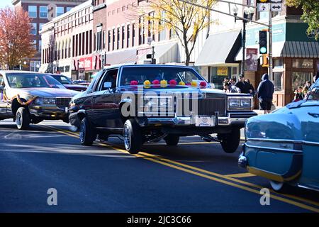 EMPORIA, KANSAS - 30. OKTOBER 2021 Lokale Hispanics reiten auf Wagen während der Day of the Dead (Dia de los Muertos) Parade, die heute in der Innenstadt von Emporia stattfindet. Stockfoto