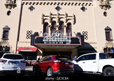 EMPORIA, KANSAS - 30. OKTOBER 2021 Festzelt des historischen Granada Theaters, das die Parade des Tag der Toten (Dia de los Muertos) in der Innenstadt von Emporia vorstellt. Stockfoto