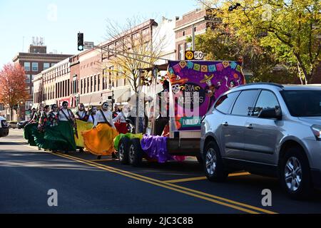 EMPORIA, KANSAS - 30. OKTOBER 2021 Lokale Hispanics reiten auf Wagen während der Day of the Dead (Dia de los Muertos) Parade, die heute in der Innenstadt von Emporia stattfindet. Stockfoto