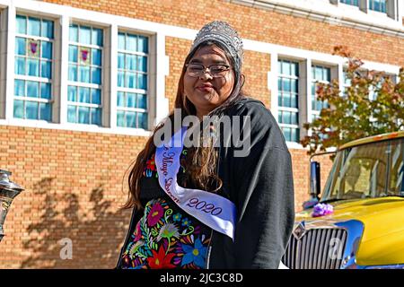 EMPORIA, KANSAS - 30. OKTOBER 2021 ein einheimischer Teenager krönte die diesjährige Prinzessin des Tages der Toten (Dia de los Muertos) während der Parade, die heute in der Innenstadt von Emporia stattfand. Stockfoto