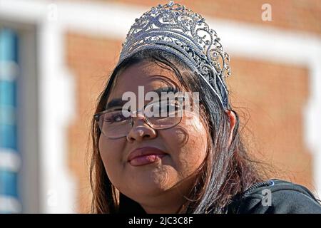 EMPORIA, KANSAS - 30. OKTOBER 2021 ein einheimischer Teenager krönte die diesjährige Prinzessin des Tages der Toten (Dia de los Muertos) während der Parade, die heute in der Innenstadt von Emporia stattfand. Stockfoto