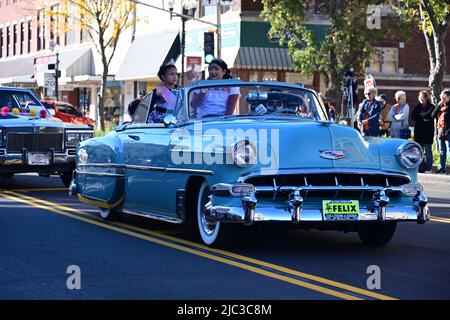 EMPORIA, KANSAS - 30. OKTOBER 2021 Lokale Hispanics reiten auf Wagen während der Day of the Dead (Dia de los Muertos) Parade, die heute in der Innenstadt von Emporia stattfindet. Stockfoto