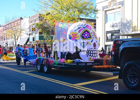 EMPORIA, KANSAS - 30. OKTOBER 2021 Lokale Hispanics reiten auf Wagen während der Day of the Dead (Dia de los Muertos) Parade, die heute in der Innenstadt von Emporia stattfindet. Stockfoto