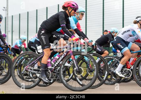 Radsportler im Colchester Sports Park, die beim Radrennen der UCI Women’s Tour in der Etappe 1 Rennen. Ashleigh Moolman-Pasio vom Team SD Worx (5) Stockfoto