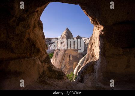 Nevsehir, Istanbul, Türkei. 9.. Juni 2022. Burg Ortahisar oder Zentralburg und Feenkamine in Kappadokien, Türkei bei Sonnenuntergang. Ortahisar Castle und traditionelle Häuser aus Stein gemeißelt. Höhlenhäuser in Feenkaminen. (Bild: © Serkan Senturk/ZUMA Press Wire) Stockfoto