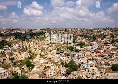 Nevsehir, Istanbul, Türkei. 9.. Juni 2022. Burg Ortahisar oder Zentralburg und Feenkamine in Kappadokien, Türkei bei Sonnenuntergang. Ortahisar Castle und traditionelle Häuser aus Stein gemeißelt. Höhlenhäuser in Feenkaminen. (Bild: © Serkan Senturk/ZUMA Press Wire) Stockfoto