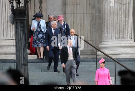 London, Großbritannien - 06.03.2022: Die Konservativen Priti Patel und Sajid Javid verlassen nach dem Platinjubiläum die St. Pauls Kathedrale, als sie Königin Elizabeth bei ihrem Gottesdienst danken Stockfoto