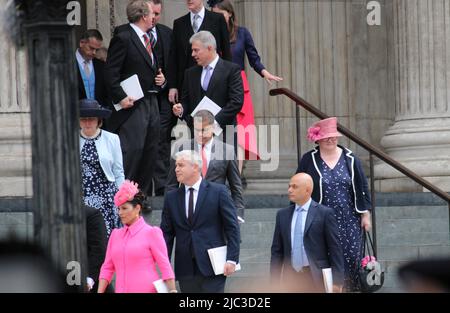 London, Großbritannien - 06.03.2022: Die Konservativen Priti Patel und Sajid Javid verlassen nach dem Platinjubiläum die St. Pauls Kathedrale, als sie Königin Elizabeth bei ihrem Gottesdienst danken Stockfoto