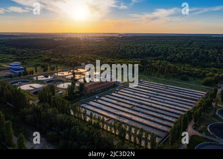 Moderne Kläranlage, Luftaufnahme von Drohne. Stockfoto