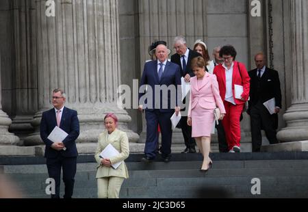 London, Großbritannien. 3. Juni 2022. Die schottische erste Ministerin Nicola Sturgeon und ihr Ehemann kommen in St. Pauls an, um am Nationalgottesdienst in der St. Paul’s Cathedral im Rahmen der Feierlichkeiten zum Platin-Jubiläum der Königin teilzunehmen Stockfoto