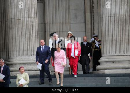 London, Großbritannien. 3. Juni 2022. Die schottische erste Ministerin Nicola Sturgeon und ihr Ehemann kommen in St. Pauls an, um am Nationalgottesdienst in der St. Paul’s Cathedral im Rahmen der Feierlichkeiten zum Platin-Jubiläum der Königin teilzunehmen Stockfoto