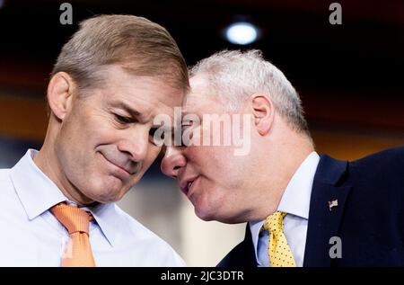 Der Repräsentant der Vereinigten Staaten, Jim Jordan (Republikaner von Ohio), spricht am Donnerstag, den 9. Juni 2022, mit dem Minderheitsgewand des Repräsentantenhauses der Vereinigten Staaten, Steve Scalise (Republikaner von Louisiana), während der wöchentlichen Pressekonferenz des US-amerikanischen Minderheitsführers Kevin McCarthy (Republikaner von Kalifornien) im Kapitol. McCarthy und die GOP-Führung des Repräsentantenhauses sprachen vor dem US House Select Committee, um den Angriff auf das US-Kapitol vom 6.. Januar zu untersuchen. Quelle: Julia Nikhinson/CNP /MediaPunch Stockfoto
