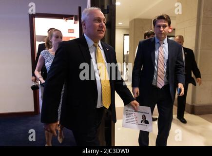 Steve Scalise (Republikaner von Louisiana) verlässt am Donnerstag, dem 9. Juni 2022, die wöchentliche Pressekonferenz des US-amerikanischen Minderheitsführers Kevin McCarthy (Republikaner von Kalifornien) im Kapitol. McCarthy und die GOP-Führung des Repräsentantenhauses sprachen vor dem US House Select Committee, um den Angriff auf das US-Kapitol vom 6.. Januar zu untersuchen. Quelle: Julia Nikhinson/CNP /MediaPunch Stockfoto